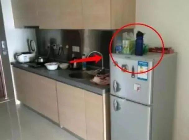 东西既费电还影响寿命！多亏老电工提醒龙8游戏进入冰箱顶上千万别放这3样(图3)